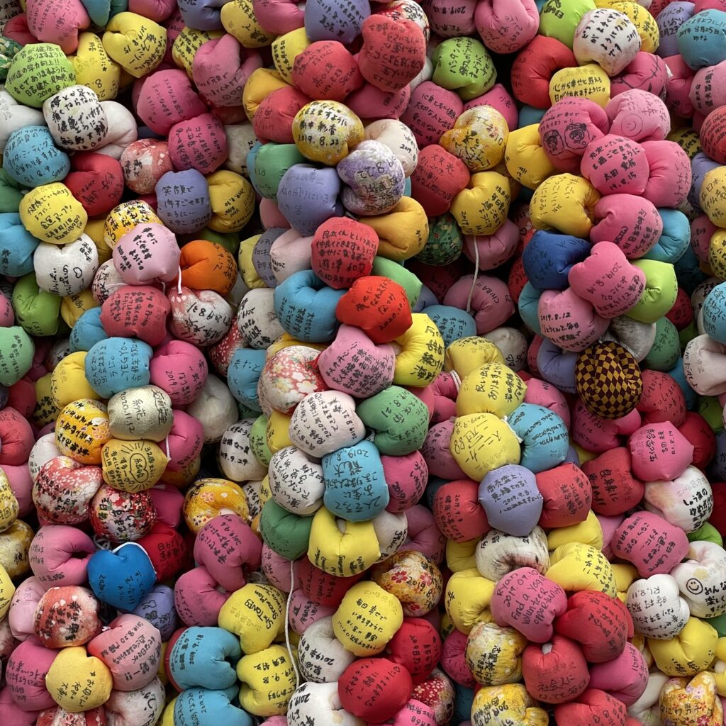 八坂の塔 紅葉とカラフルなくくり猿
